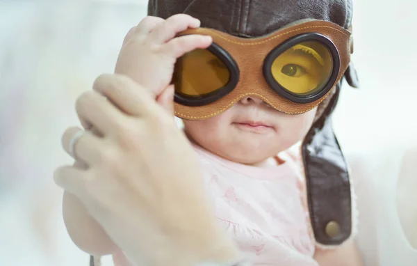 Lite Asiatiska Förtjusande Baby Flicka Bära Flygare Glasögon — Stockfoto
