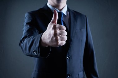 Başarılı bir iş adamı başparmak kadar verir. Seviyor ve olumlu hissediyorum. İyi jest ve katılıyorum, parmak anlaşması
