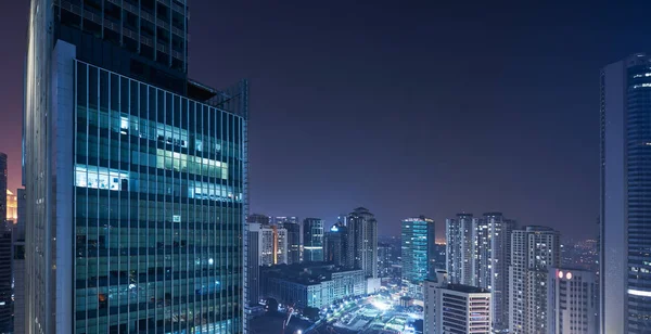 Closeup Modern Gökdelenler Yüksek Binalar Ticari Merkezi Gece Çekimi — Stok fotoğraf