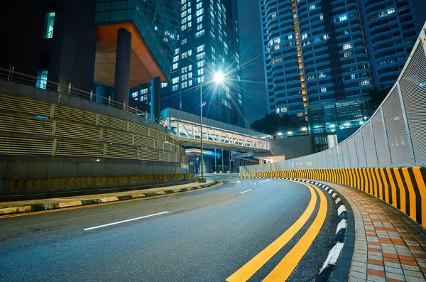 Leer Asphaltierte Stadtstraße Mit Fußgängerbrücke Und Lichterweg Nachtszene — Stockfoto