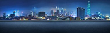 Panoramik yan görünümü asfalt yol gecesi, Kuala Lumpur şehir