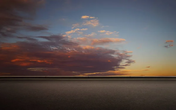 Пустой Пол Красивыми Красочными Облаками Рано Утром Небо — стоковое фото