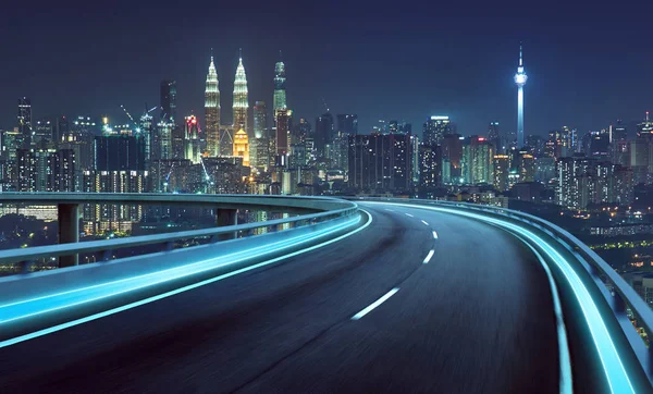 高速道路は陸橋街背景とモーションブラーです 夜のシーン — ストック写真