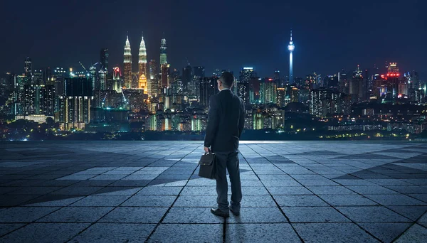 Empresario Buscando Pensando Con Horizonte Ciudad Moderna Fondo — Foto de Stock