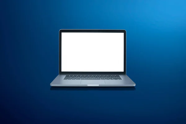 파란색 바탕에 공간을 노트북입니다 디자인 파일에 화면이 — 스톡 사진