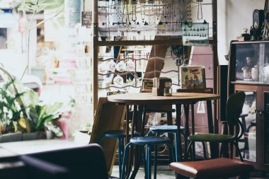 Malacca, Malaysia - Ekim 28: Masa ve sandalyeler üzerinde 28 Ekim 2018 yılında Malacca, Malaysia vintage Cafe. Malacca şehir Malacca Malezya devletinin başkentidir. 7 Temmuz 2008 tarihinde Unesco Dünya Miras Alanı listelenen yapıldı. .