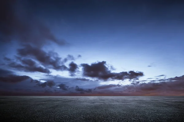 Suelo Asfalto Vacío Con Cielo Atardecer Dramático —  Fotos de Stock