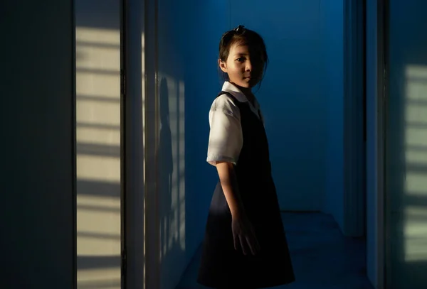 Menina Asiática Ficar Sozinho Casa Luz Pôr Sol Que Brilha — Fotografia de Stock