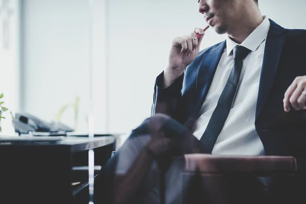 Homme Affaires Pensant Idées Assis Son Bureau Dans Bureau — Photo