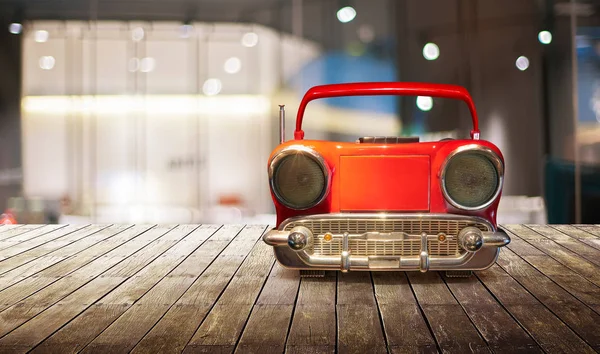 古いアンティークの車の形の木製テーブル トップぼかし背景付きの ステレオ カセット プレーヤー — ストック写真