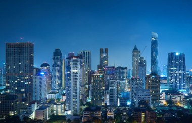Cityscape gece görünümü, Bangkok, Tayland, Thailand, iş bölgesinde yüksek gökdelenler ve Bangkok modern ofis iş binaları.