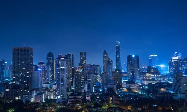 Cityscape gece panorama görünümü, Bangkok, Tayland, Thailand, iş bölgesinde yüksek gökdelenler ve Bangkok modern ofis iş binaları.