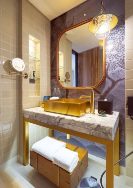 Bangkok, Tayland - 04 Aralık 2018: Lüks iç Hotel Indigo otel banyo. Kablosuz Road, Bangkok yer alan otel.