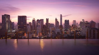 Cityscape gün batımı görünümü iş bölgesinde yüksek gökdelenler ve Bangkok modern ofis iş binaları. Bangkok, Tayland, Thailand, yüzme havuzundan görüntülemek.