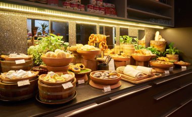 Bangkok, Tayland - 05 Aralık 2018: O & k Hotel Indigo restauran içinde çeşididir. Kablosuz Road, Bangkok yer alan otel.
