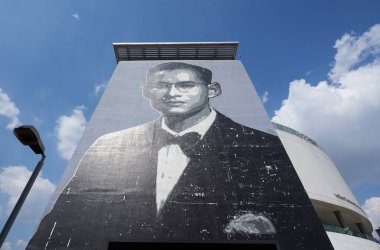 Bangkok - Tayland 5 Aralık 2018: Duvardaki Bangkok, Tayland, Thailand, Majesteleri Kral Bhumibol resim portre. Bangkok Ayrıca Tayland en kalabalık şehridir .