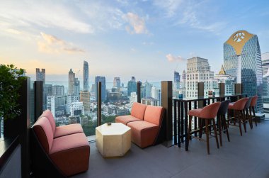 Bangkok - Tayland 5 Aralık 2018: Bangkok şehir manzaralı Hotel Indigo, 26 teras bar Bangkok Tayland en kalabalık şehir da .