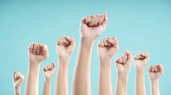 Multi Etnisch Mannelijke Vrouwelijke Handen Verhoogd Tegen Een Blauwe Achtergrond — Stockfoto