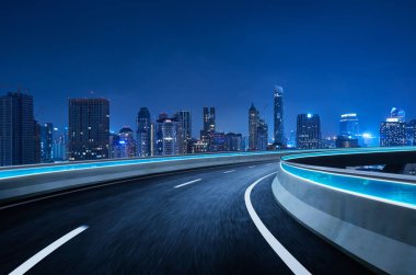 Bangkok cityscape gece sahne görünümü ile ileriye doğru yol hareket curvy köprü otoyol. motion blur efekti uygula