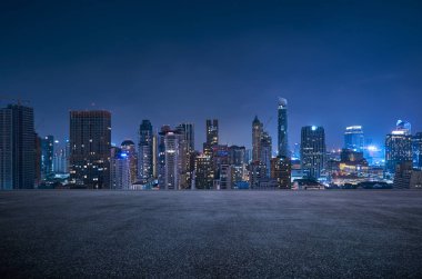 Bangkok kentsel cityscape manzarası gece sahne boş asfalt zemin ön