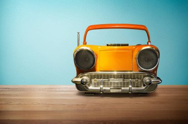 Eski vintage retro nane mavi arka plan ile ahşap masa üzerinde radyo yayını