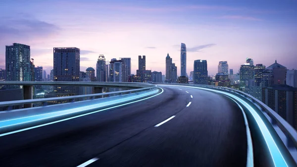 Curvy Flyover Motorväg Flyttar Framåt Vägen Med Bangkok Stadsbild Kväll — Stockfoto