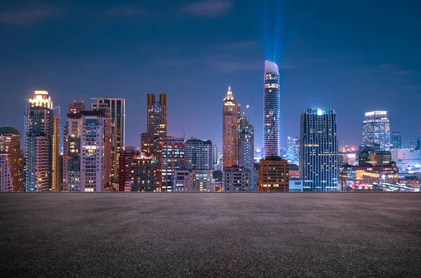 Bangkok Paesaggio Urbano Skyline Scena Notturna Con Pavimento Asfaltato Vuoto — Foto Stock