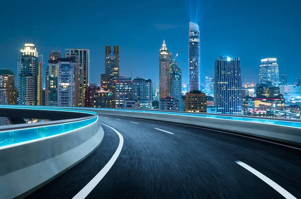 Curvas Sobrevolar Carretera Movimiento Hacia Adelante Carretera Con Bangkok Paisaje —  Fotos de Stock