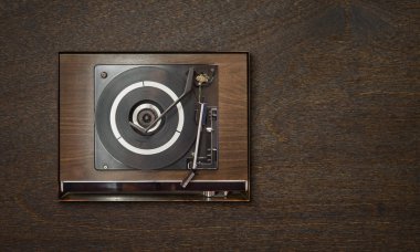 Eski vintage retro ahşap vinil plak çalar ahşap arka plan, eski müzik eğlence, üstten görünüm .
