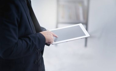 dijital bir tablet üzerinde çalışan iş adamı .