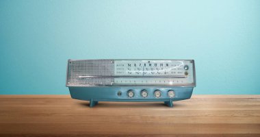 Nane mavi arka plan ile ahşap masa üzerinde izole eski antika Am Fm stereo radyo .