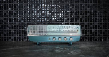 Siyah mozaik duvar ve çimento zemin zemin üzerine izole eski antika Am Fm stereo radyo .
