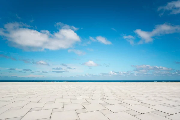 Εξωτερική Άδειο Τετράγωνο Μαρμάρινο Πάτωμα Και Θάλασσα Κάτω Από Γαλάζιο — Φωτογραφία Αρχείου