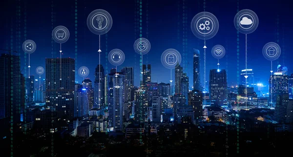 スマートシティ スマート サービスと アイコン ネットワークと拡張現実感の概念 バンコク市内の夜のシーンのインターネット — ストック写真