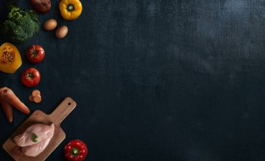 Çeşitli sağlıklı çiğ gıda ve malzemeler siyah ahşap arka plan üzerine yemek pişirmek için hazır. Kavram yemek lezzetli ve lezzetli yemekler. Üstten görünüm .