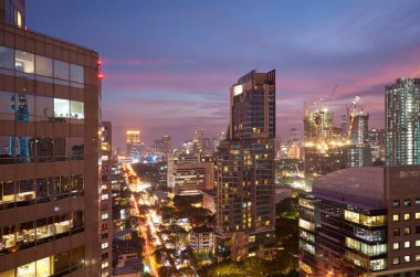 Closeup modern iş gökdelenler ve yüksek binalar, ticari merkezi. Bangkok gece çekimi .