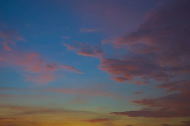 İnanılmaz güzel gündoğumu gökyüzü arka plan .