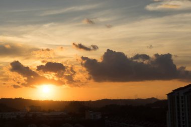 Güzel ve şaşırtıcı doğa günbatımı gündoğumu gökyüzü bulutlu .