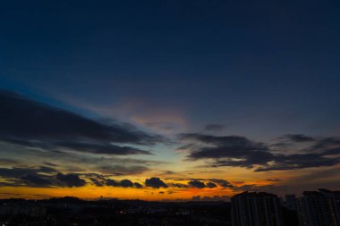 Güzel ve şaşırtıcı doğa günbatımı gündoğumu gökyüzü bulutlu .