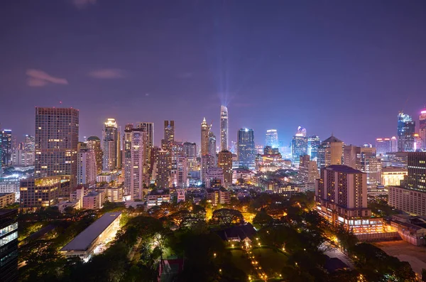 曼谷现代写字楼的城市景观夜景 泰国曼谷商业区的高摩天大楼 — 图库照片