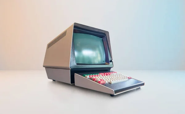 Velho Vintage Estilo Computador Fundo Parede Branca — Fotografia de Stock