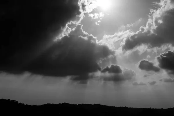 Cielo Blanco Negro Con Sol Rompe Través Las Nubes — Foto de Stock