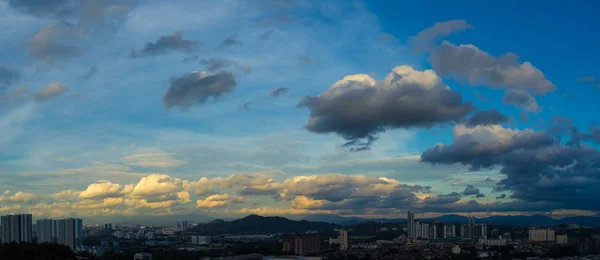 Panorámás Gyönyörű Kék Felhők — Stock Fotó