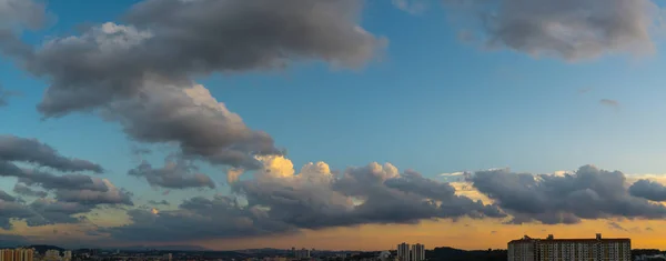 Панорамне Красиве Блакитне Небо Хмарами — стокове фото
