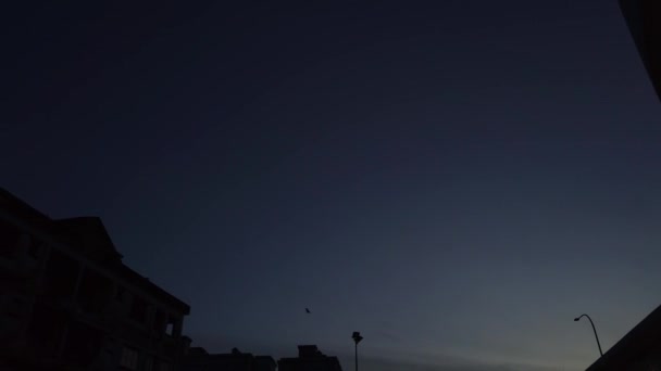 Video Del Cielo Del Amanecer Temprano Con Edificios Alrededor — Vídeo de stock