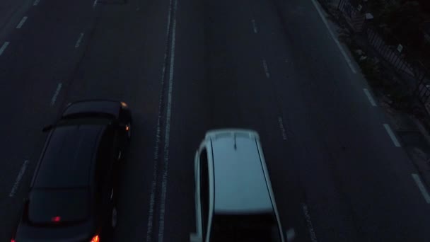 Μεγάλη Γωνία Προβολή Αυτοκίνητα Στο Δρόμο Πόλης — Αρχείο Βίντεο