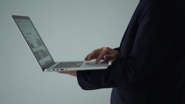 Colheita Tiro Homem Negócios Usando Laptop — Vídeo de Stock