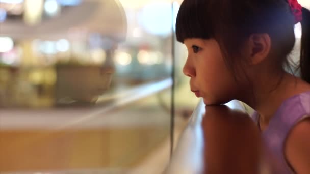 Μερική Άποψη Του Ασιατικό Κορίτσι Ψάχνει Μέσα Από Γυαλί — Αρχείο Βίντεο