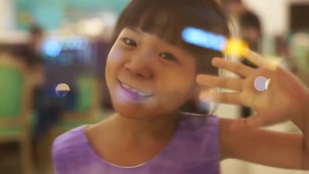 Кадры Маленькой Улыбающейся Азиатской Девочкой Машущей Рукой — стоковое видео