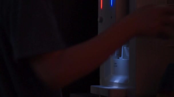 Image recadrée de l'homme eau potable 